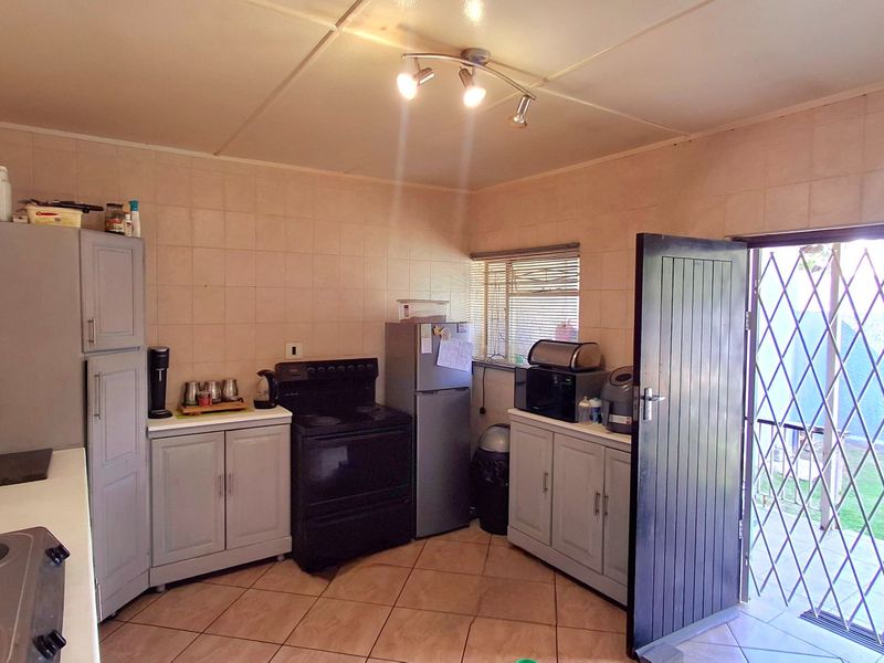 Lovely Family Home Within Walking Distance of Schools – Flat & Pool - Photo 4