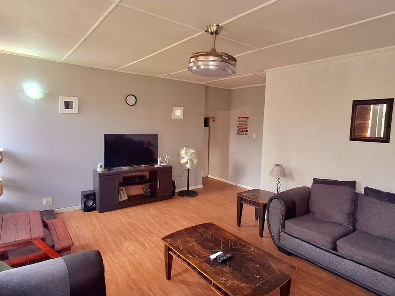 Lovely Family Home Within Walking Distance of Schools – Flat & Pool - Photo 3