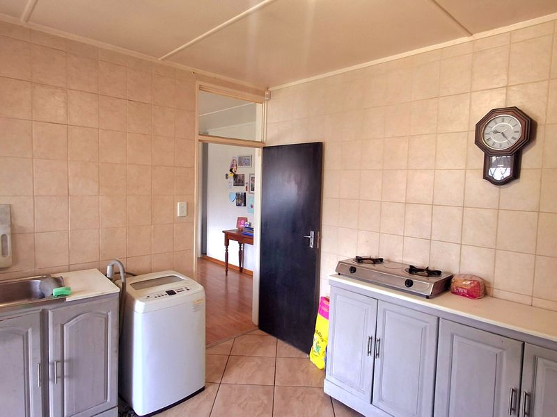 Lovely Family Home Within Walking Distance of Schools – Flat & Pool - Photo 5