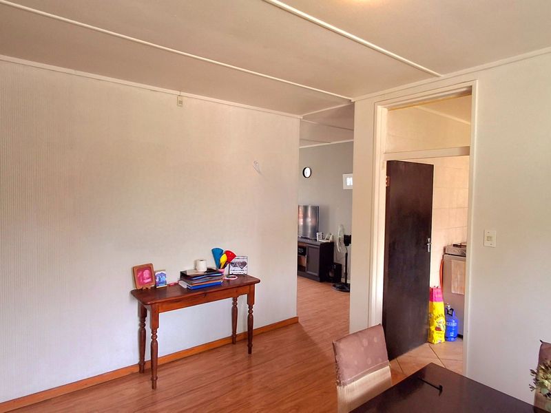 Lovely Family Home Within Walking Distance of Schools – Flat & Pool - Photo 9