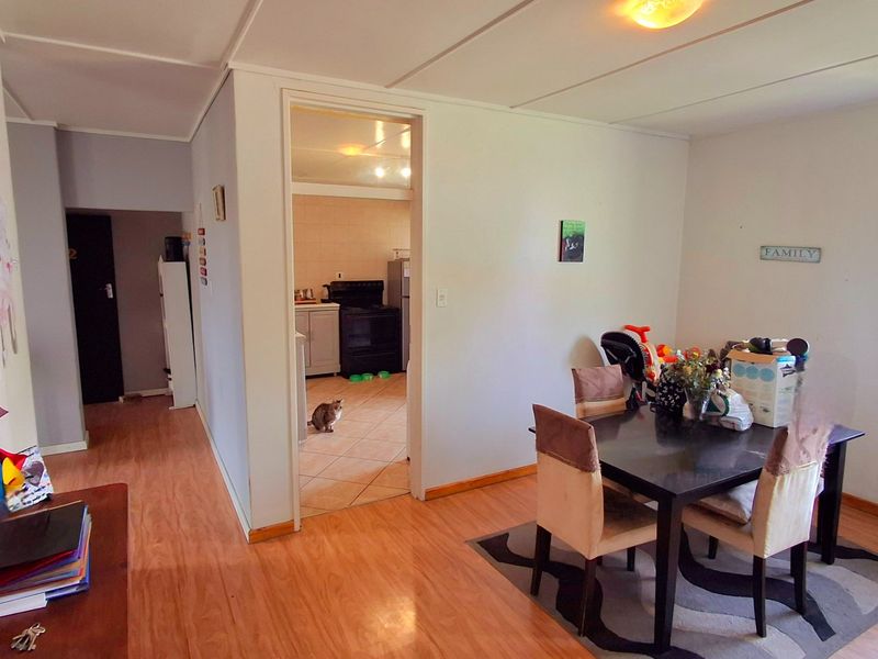 Lovely Family Home Within Walking Distance of Schools – Flat & Pool - Photo 8