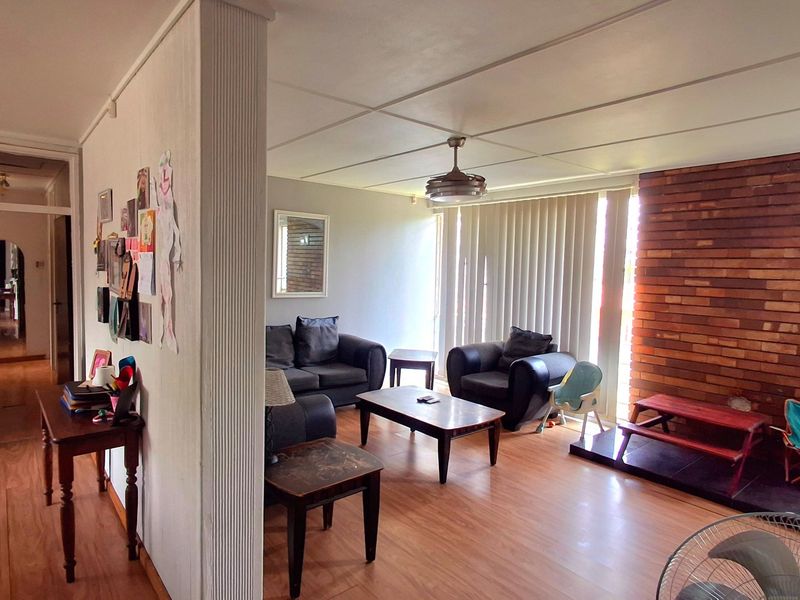 Lovely Family Home Within Walking Distance of Schools – Flat & Pool - Photo 2