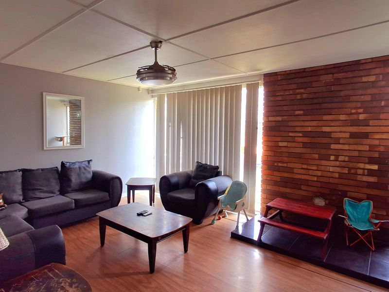Lovely Family Home Within Walking Distance of Schools – Flat & Pool - Photo 7