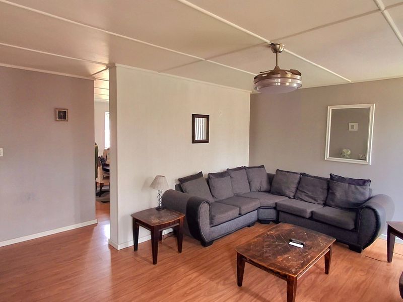 Lovely Family Home Within Walking Distance of Schools – Flat & Pool - Photo 6