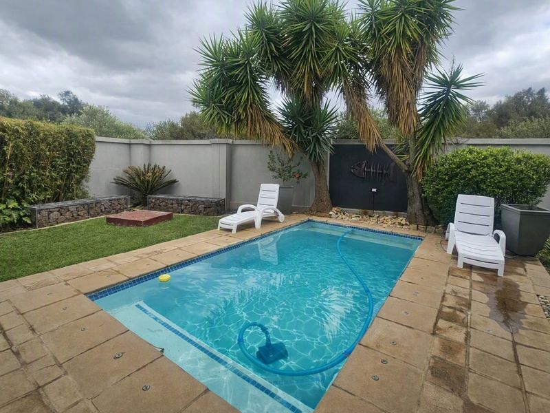 LOADS OF LIVING - Photo 2