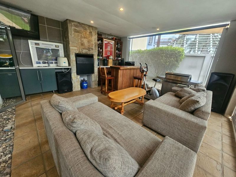 LOADS OF LIVING - Photo 4