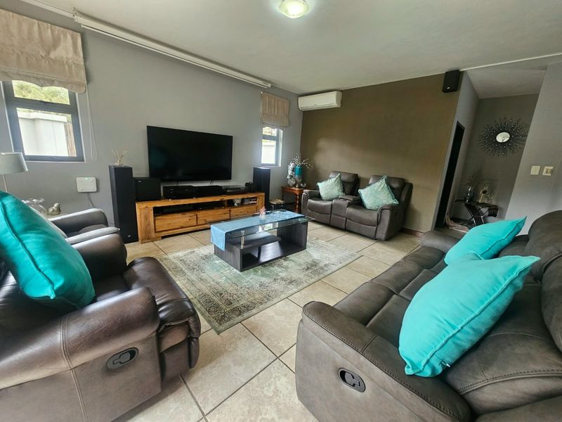 LOADS OF LIVING - Photo 7