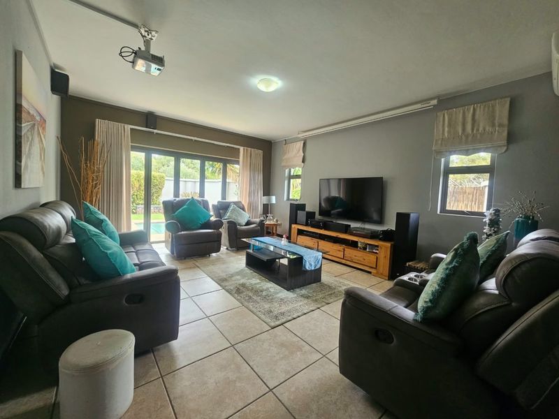 LOADS OF LIVING - Photo 6