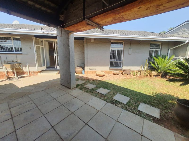 Perfect Family Oasis: 3 Bedrooms and Bachelors flat. Pet-Friendly, and Secure! - Photo 2