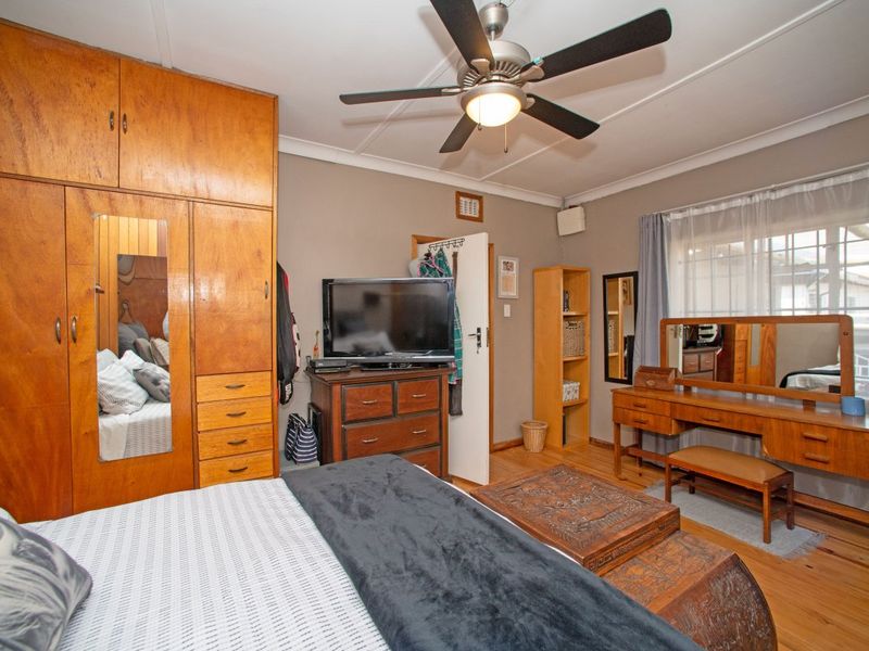 Charming Family Home with Granny Flat & Extra Space! - Photo 3