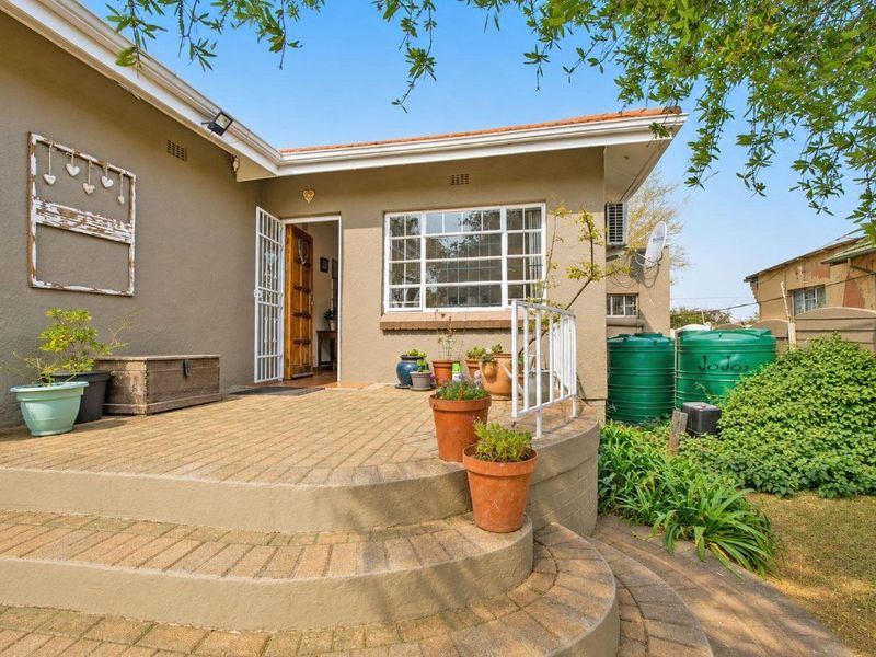 Stunning 3 Bed Home with Flatlet and Solar - Photo 2