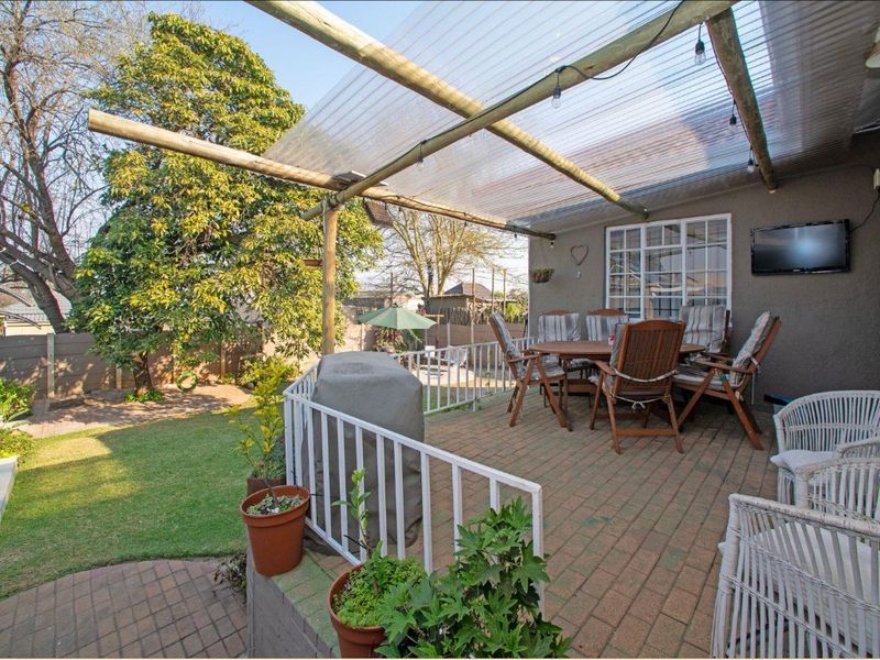 Stunning 3 Bed Home with Flatlet and Solar - Photo 3