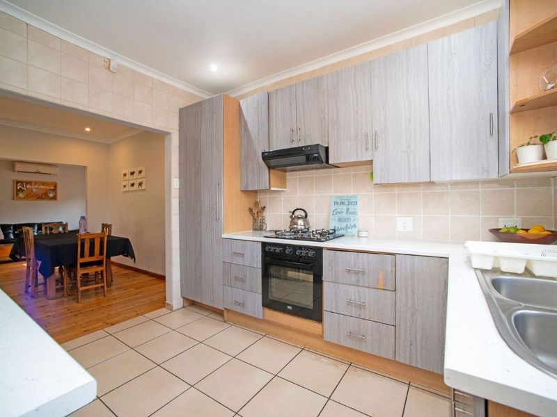Stunning 3 Bed Home with Flatlet and Solar - Photo 10