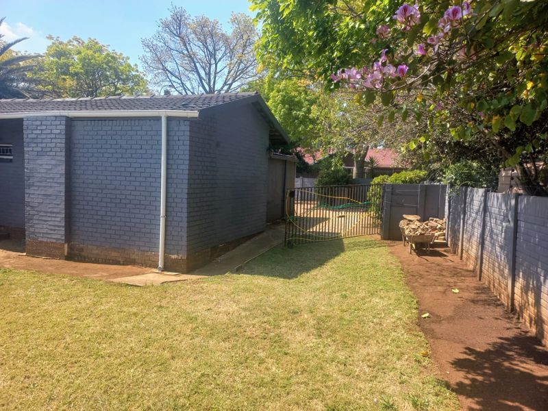 Golden Oldie on a Spacious Corner Stand in a Secure Boomed Area! - Photo 3