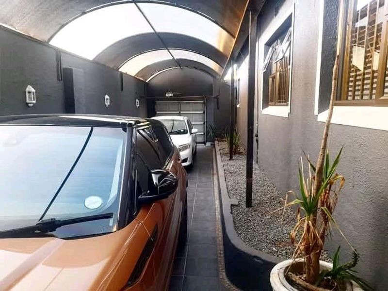 Spacious Turffontein home with three bedrooms, 3 outside room, pool and brass area and fibre - Photo 2