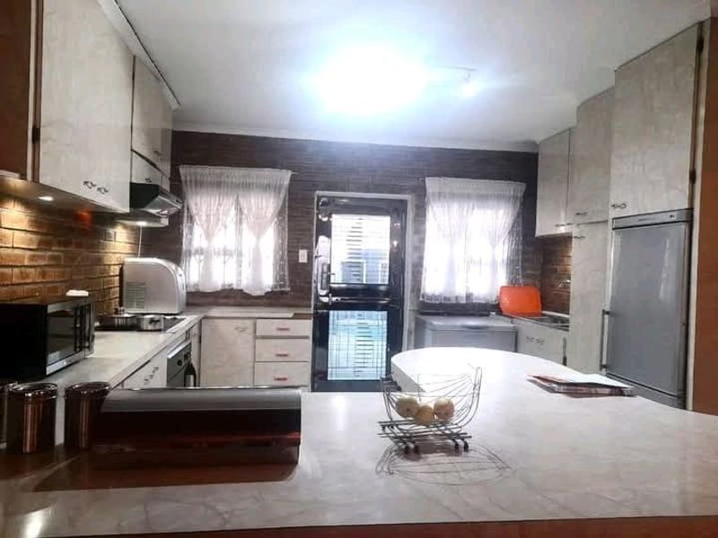 Spacious Turffontein home with three bedrooms, 3 outside room, pool and brass area and fibre - Photo 4