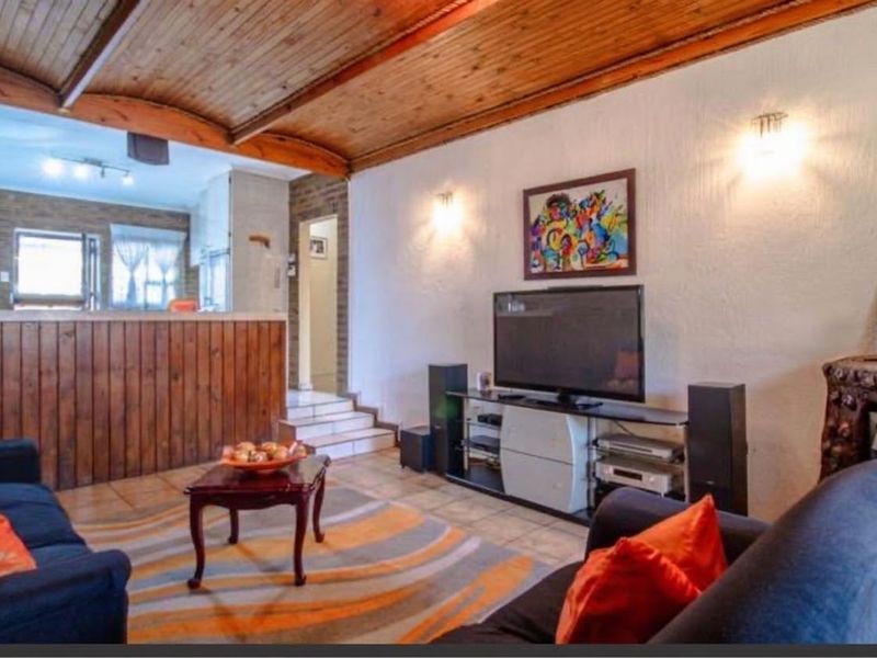 Spacious Turffontein home with three bedrooms, 3 outside room, pool and brass area and fibre - Photo 10