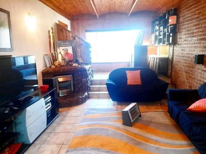 Spacious Turffontein home with three bedrooms, 3 outside room, pool and brass area and fibre - Photo 9