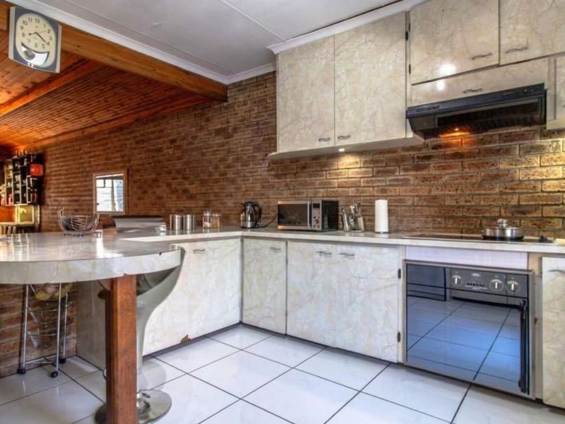 Spacious Turffontein home with three bedrooms, 3 outside room, pool and brass area and fibre - Photo 8