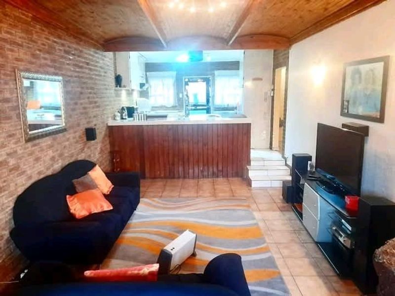Spacious Turffontein home with three bedrooms, 3 outside room, pool and brass area and fibre - Photo 7