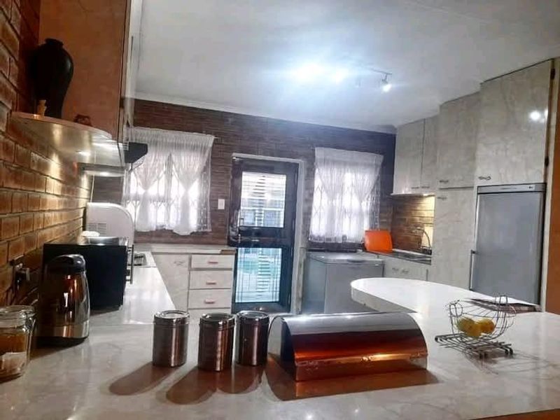 Spacious Turffontein home with three bedrooms, 3 outside room, pool and brass area and fibre - Photo 6