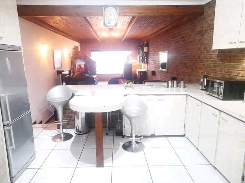 Spacious Turffontein home with three bedrooms, 3 outside room, pool and brass area and fibre - Photo 5