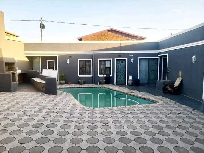 Spacious Turffontein home with three bedrooms, 3 outside room, pool and brass area and fibre - Photo 3