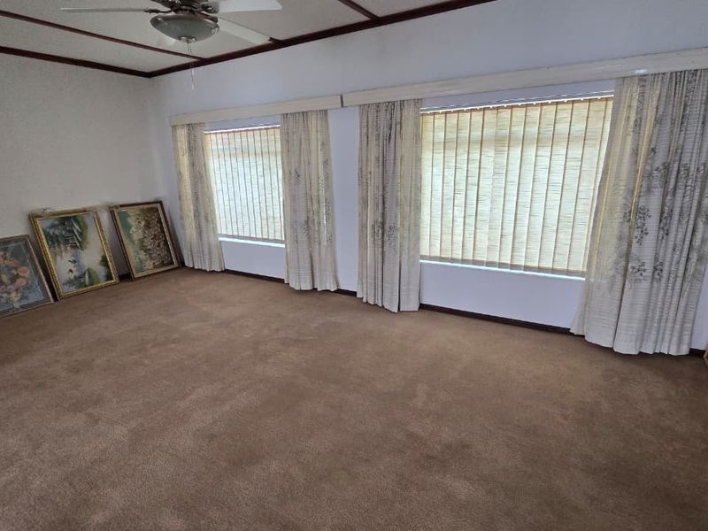 This is a proper family home. Neat and spacious package in Stilfontein Extension 4. - Photo 3