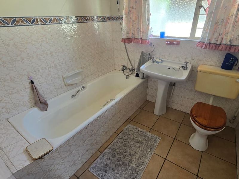 This is a proper family home. Neat and spacious package in Stilfontein Extension 4. - Photo 9