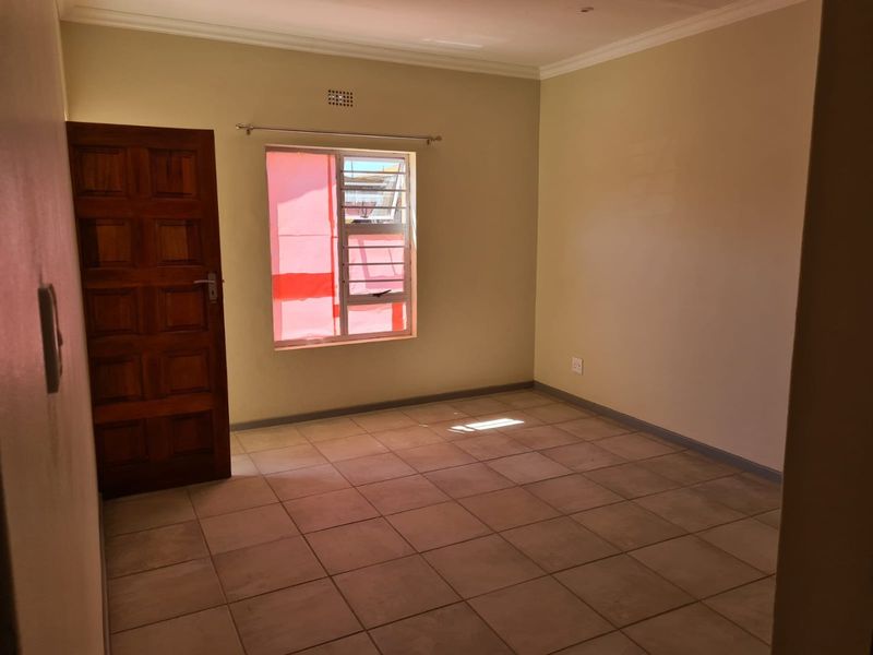 SPACIOUS 3-BEDROOM HOUSE TO RENT IN VREDENDAL NORTH - Photo 3