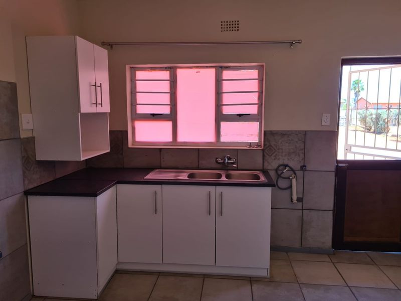 SPACIOUS 3-BEDROOM HOUSE TO RENT IN VREDENDAL NORTH - Photo 5