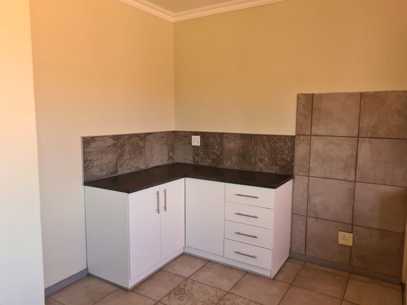 SPACIOUS 3-BEDROOM HOUSE TO RENT IN VREDENDAL NORTH - Photo 6