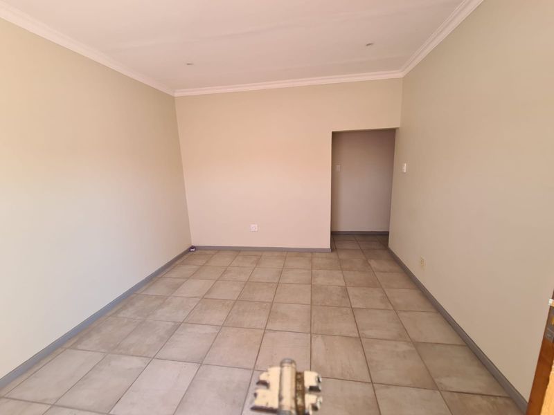 SPACIOUS 3-BEDROOM HOUSE TO RENT IN VREDENDAL NORTH - Photo 2
