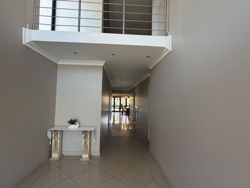 5 Bedroom, 4 bathroom  house with a Pool in Willow Acres - Photo 4