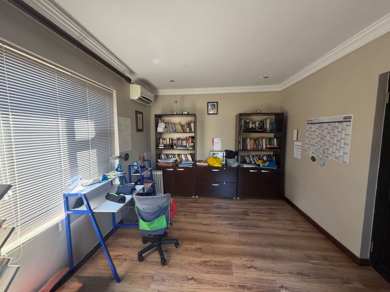 5 Bedroom, 4 bathroom  house with a Pool in Willow Acres - Photo 5