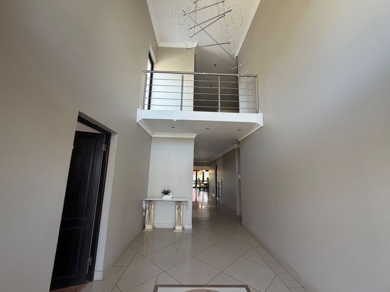 5 Bedroom, 4 bathroom  house with a Pool in Willow Acres - Photo 3