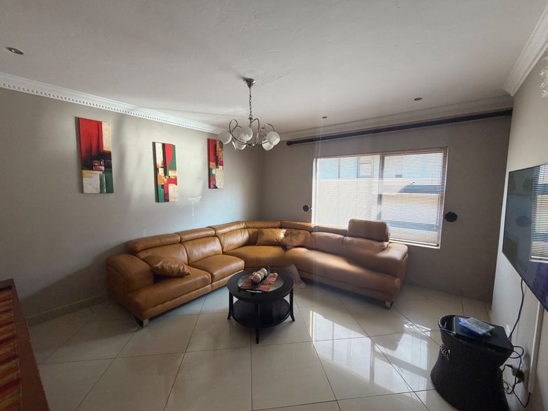 5 Bedroom, 4 bathroom  house with a Pool in Willow Acres - Photo 8