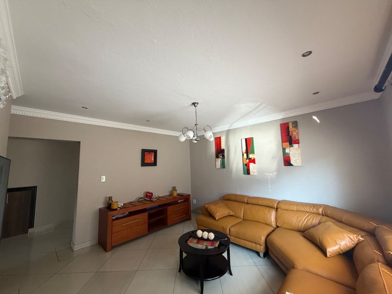 5 Bedroom, 4 bathroom  house with a Pool in Willow Acres - Photo 7