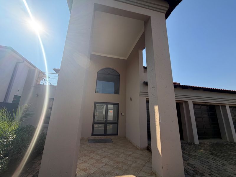 5 Bedroom, 4 bathroom  house with a Pool in Willow Acres - Photo 2