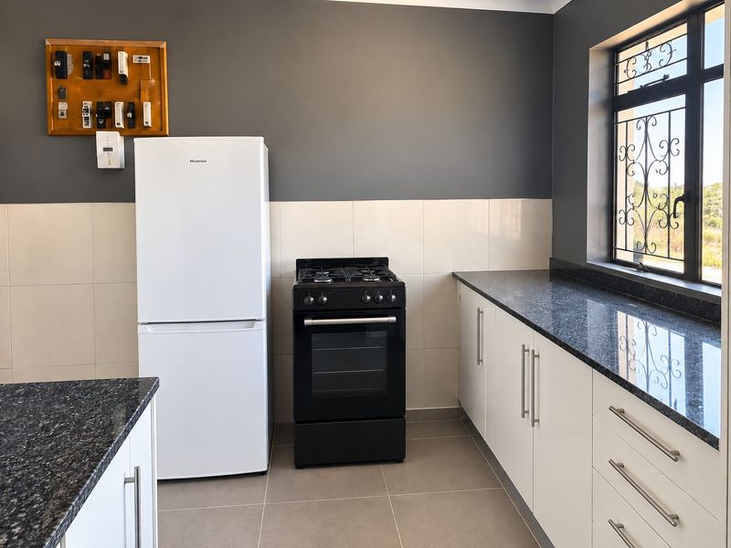 2 Bedroom Apartment in Central - Photo 2