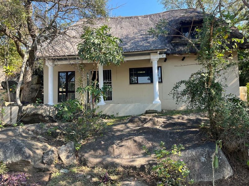3 Bedroom Thatch House  - Photo 3