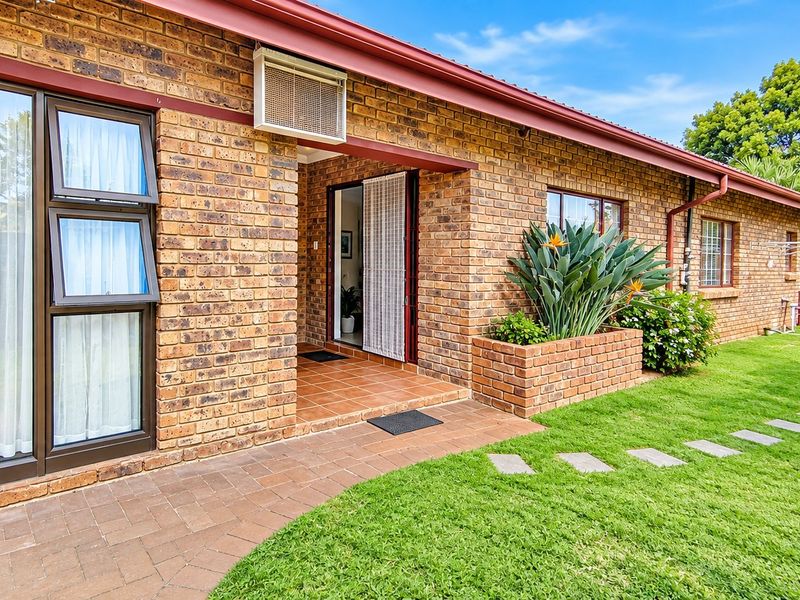 Versatile Family Home with Flatlet, Office & Exceptional Entertainment Areas - Photo 5