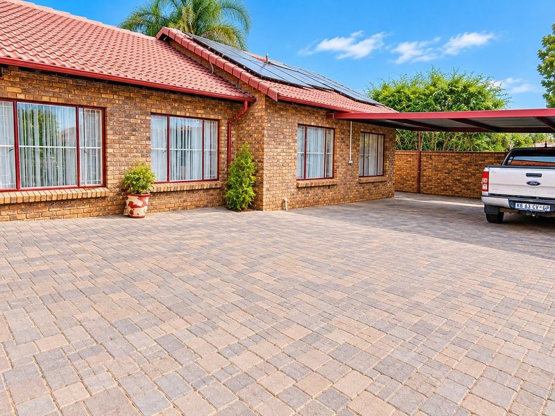 Versatile Family Home with Flatlet, Office & Exceptional Entertainment Areas - Photo 3