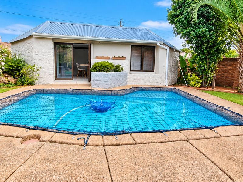 Versatile Family Home with Flatlet, Office & Exceptional Entertainment Areas - Photo 7