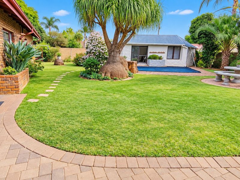 Versatile Family Home with Flatlet, Office & Exceptional Entertainment Areas - Photo 6