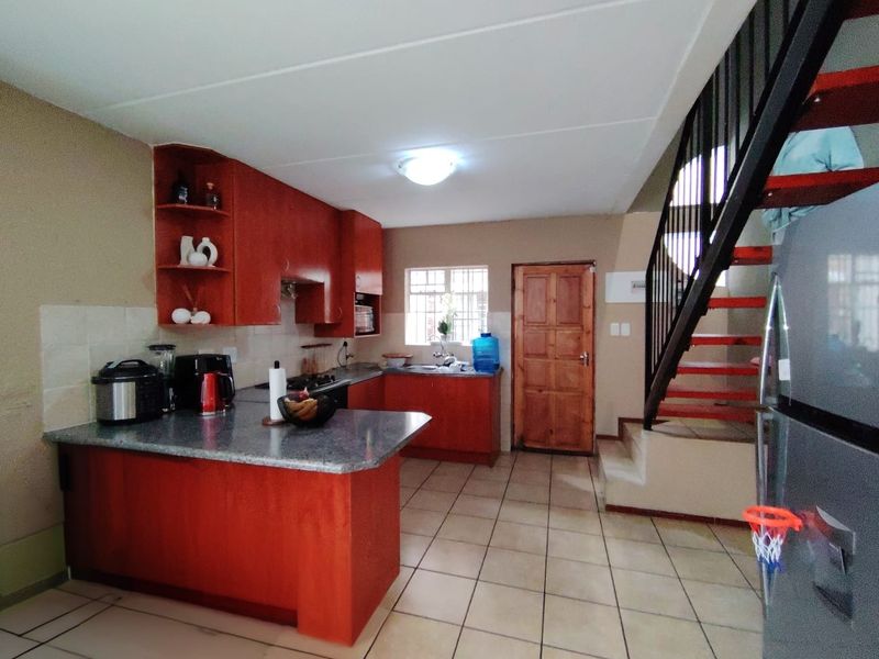 Secure Duplex Townhouse Living in Farrar Park - Photo 9
