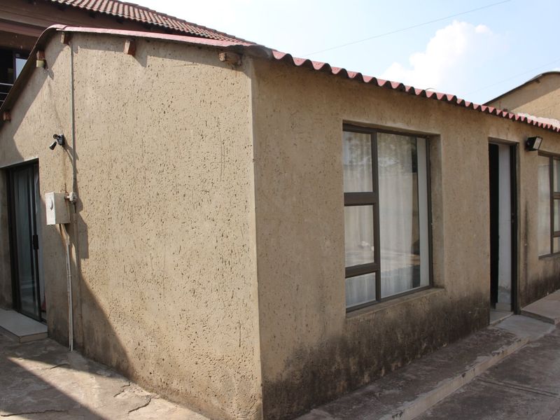 1 Bedroom House with Kitchen and Dinning Room - Photo 3
