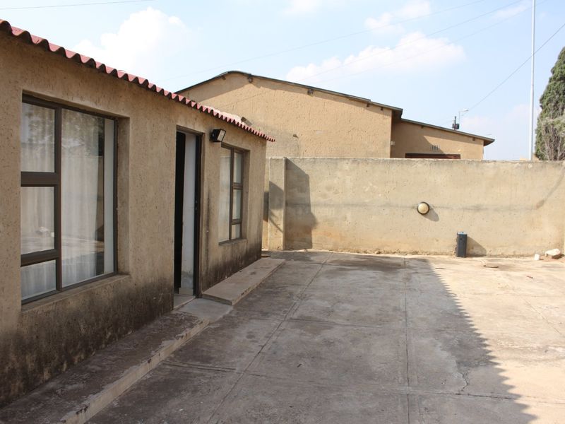 1 Bedroom House with Kitchen and Dinning Room - Photo 2