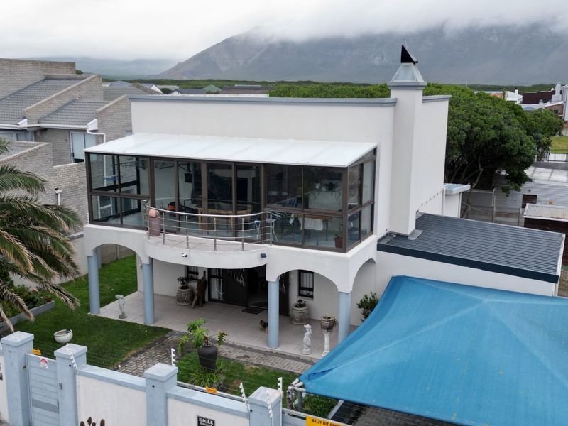 Quiet Coastal Living in De Kelders with sea and mountain views. - Photo 4