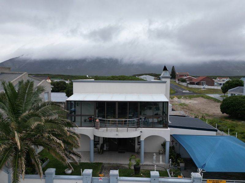 Quiet Coastal Living in De Kelders with sea and mountain views. - Photo 3